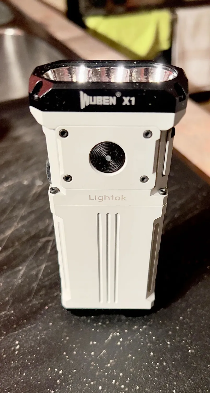 Wuben Lightok X1 zaklamp 12000 lumen 303 meter
