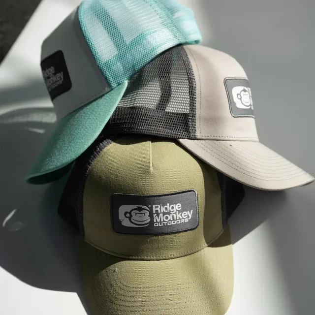 Ridgemonkey Stack Logo Badge Trucker pet Jet verstelbaar
