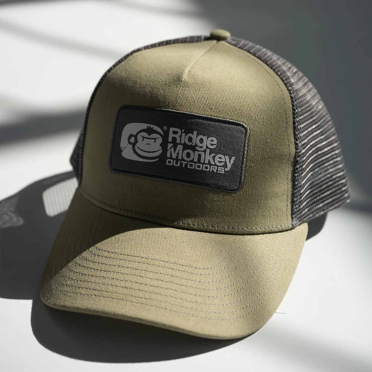 Ridgemonkey Stack Logo Badge Trucker pet Jet verstelbaar