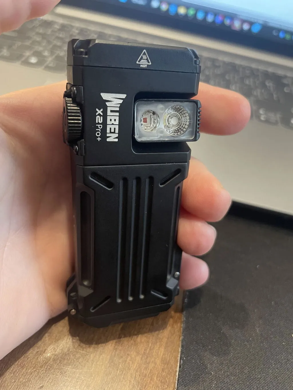 Wuben X2 Pro+ zaklamp zwart rood-wit 1500 lumen
